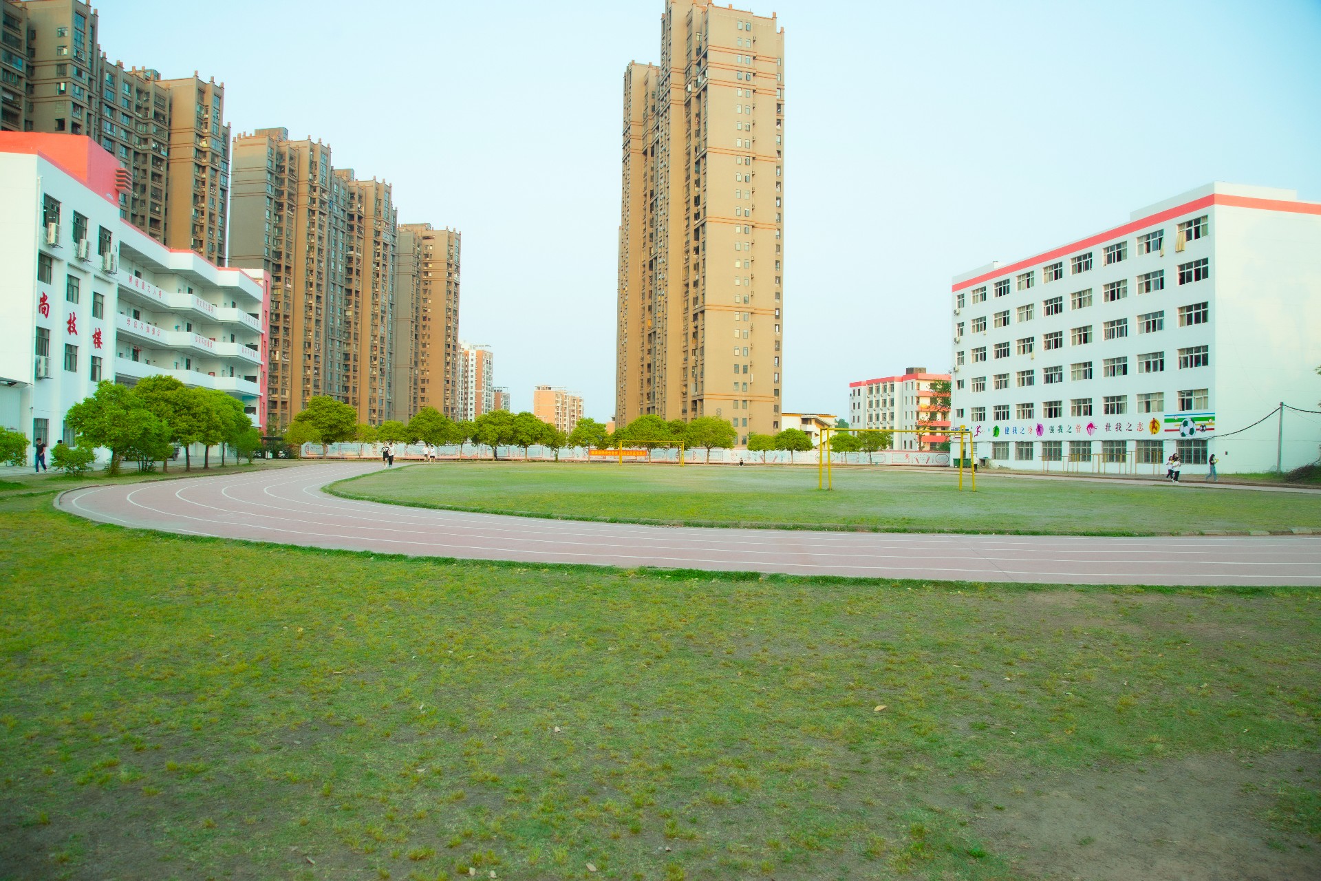 10.学校操场.jpg