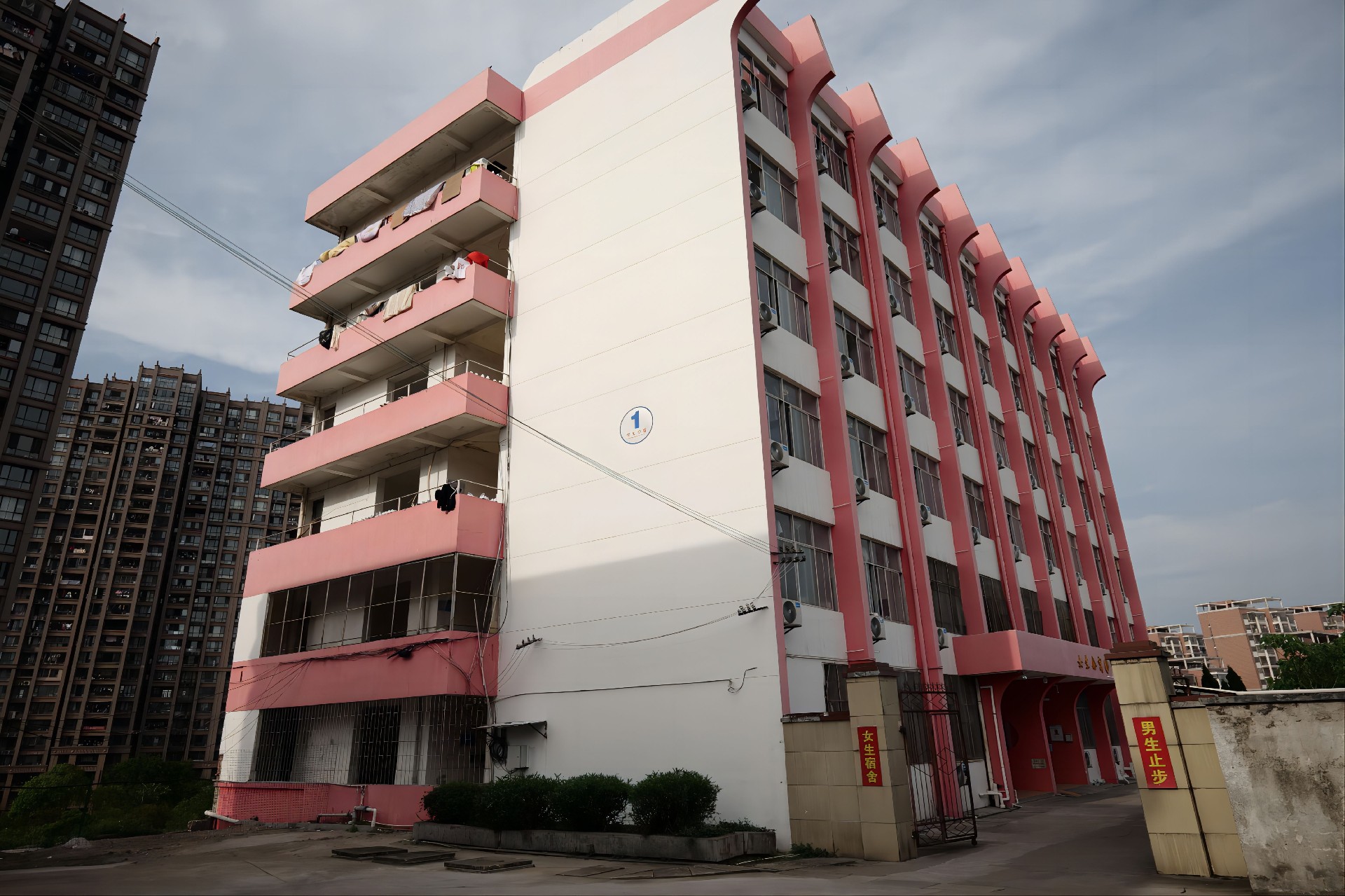 8.女生宿舍楼(1).jpg